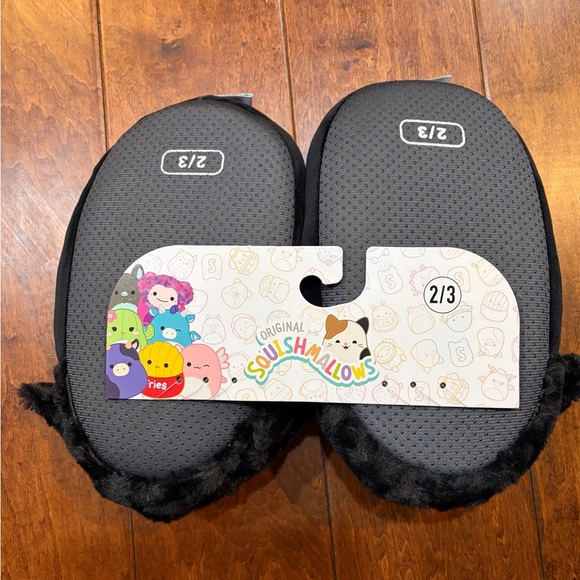 ❤️Squishmallows Kids Black Fuzzy Slippers Size (2/3 kids )New with tag - Picture 3 of 6